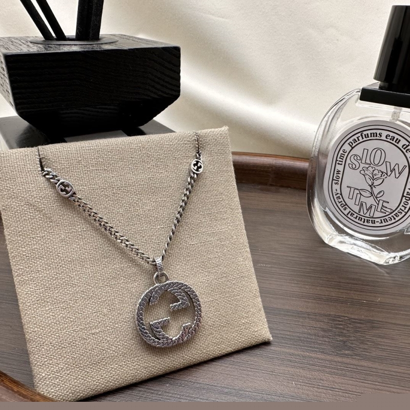 G*u*i necklaces